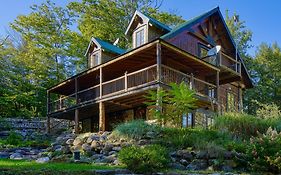 Grenville Gem: Luxury Chalet,Pool & Jacuzzi Oasis